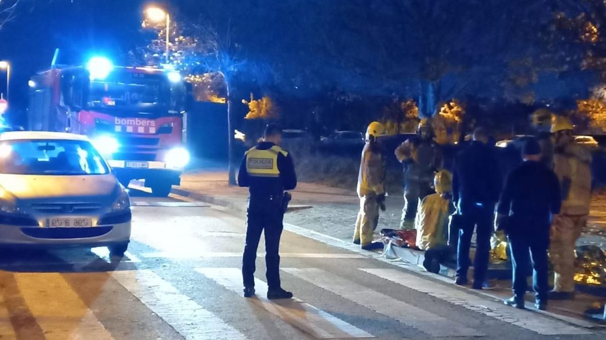 Bombers i Guàrdia Urbana en el lloc dels fets.