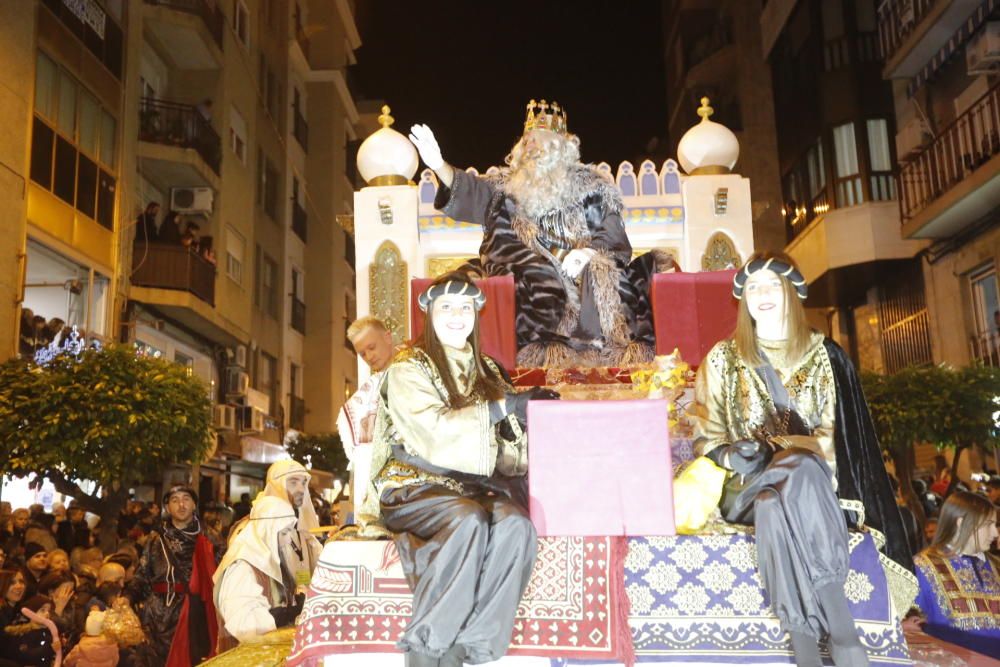 La cabalgata de los Reyes Magos en Elche ha recorrido el centro de la ciudad con 13 carrozas y más de 600 personas