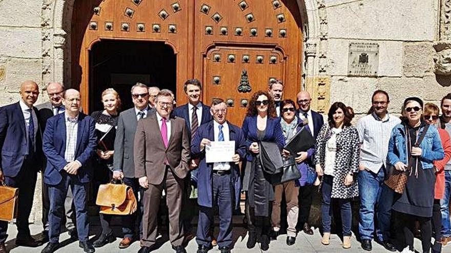 Abogados del turno de oficio, junto a otros compañeros, se concentran a la puerta de la Audiencia.