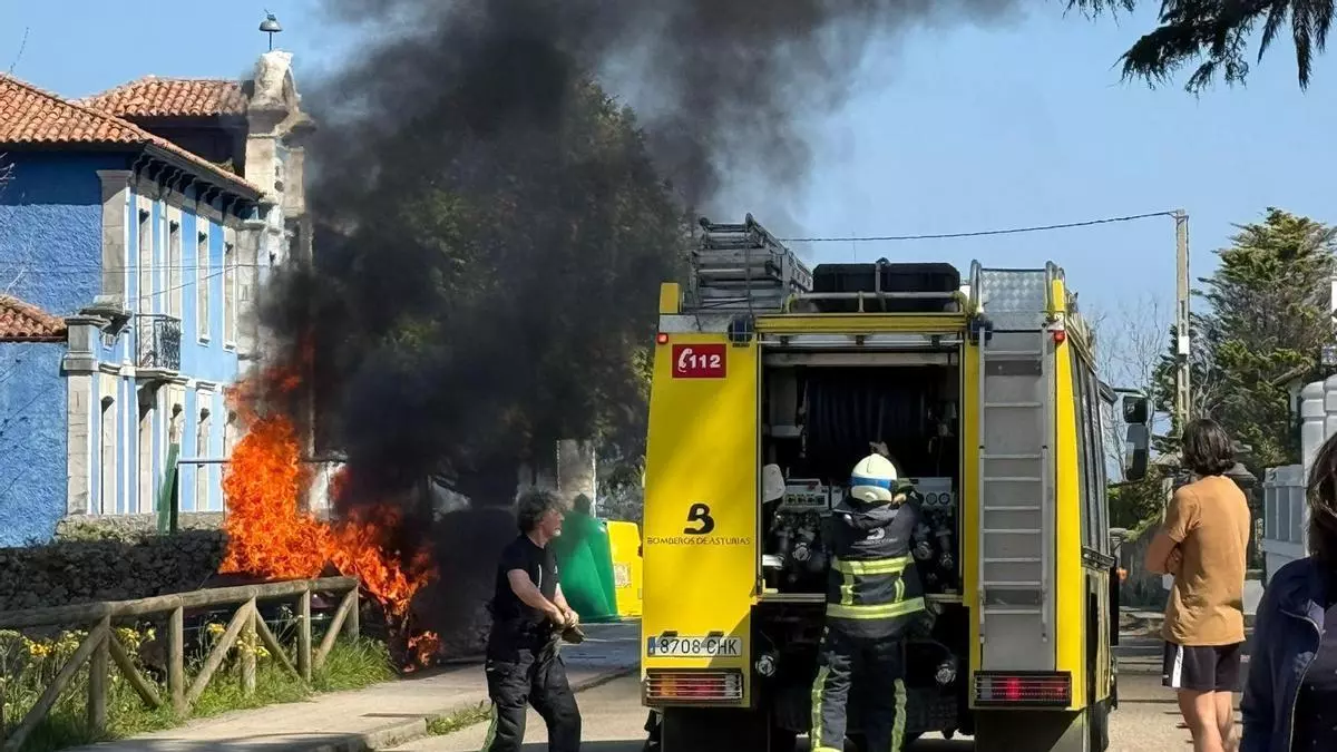 Susto en la localidad de El Carmen al incendiarse un vehículo que circulaba en dirección a Ribadesella