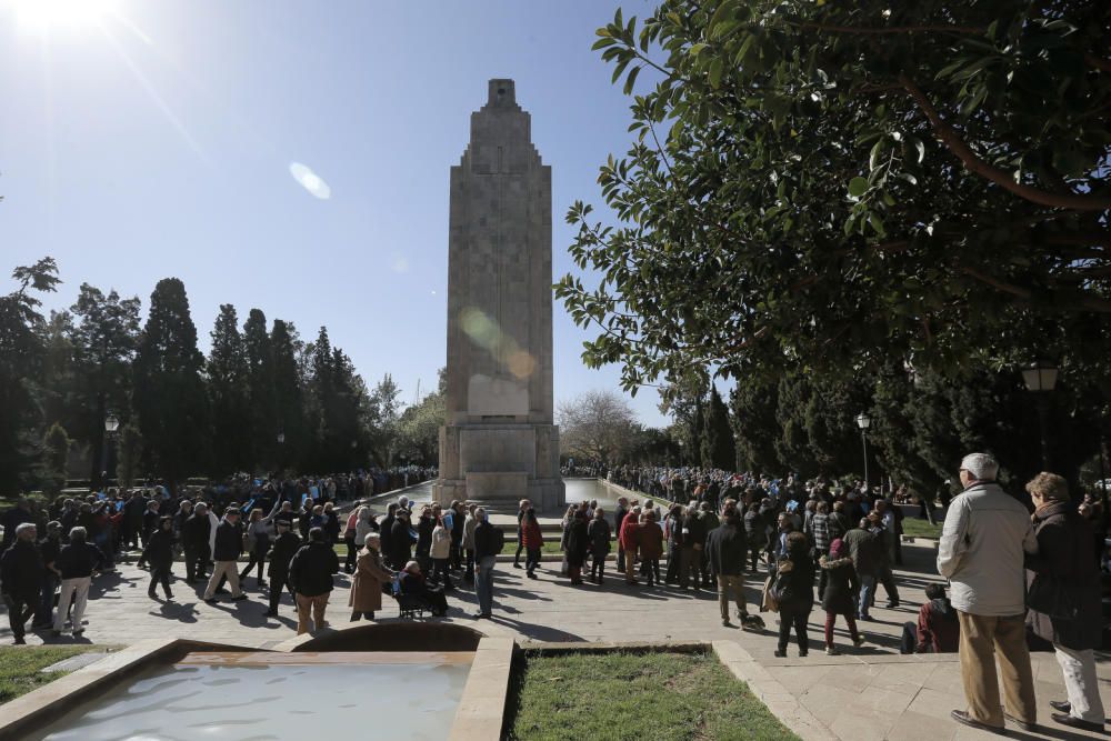 Más de 400 personas se concentran en defensa del monumento sa Feixina