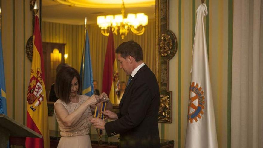 María Teresa González entrega el collar de los rotarios al nuevo presidente, Eduardo Quesada.