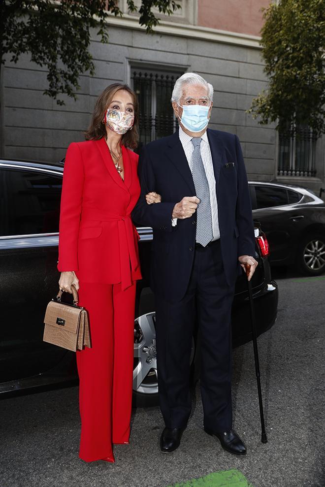 Isabel Preysler con traje de chaqueta rojo junto a Mario Vargas Llosa