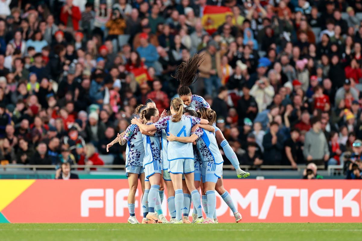 Auckland (Australia), 05/08/2023.- Spain’s players celebrate the second goal of Aitana Bonmati during the FIFA Women’s World Cup 2023 Round of 16 soccer match between Switzerland and Spain at Eden Park in Auckland, New Zealand, 05 August 2023. (Mundial de Fútbol, Nueva Zelanda, España, Suiza) EFE/EPA/SHANE WENZLICK AUSTRALIA AND NEW ZEALAND OUT