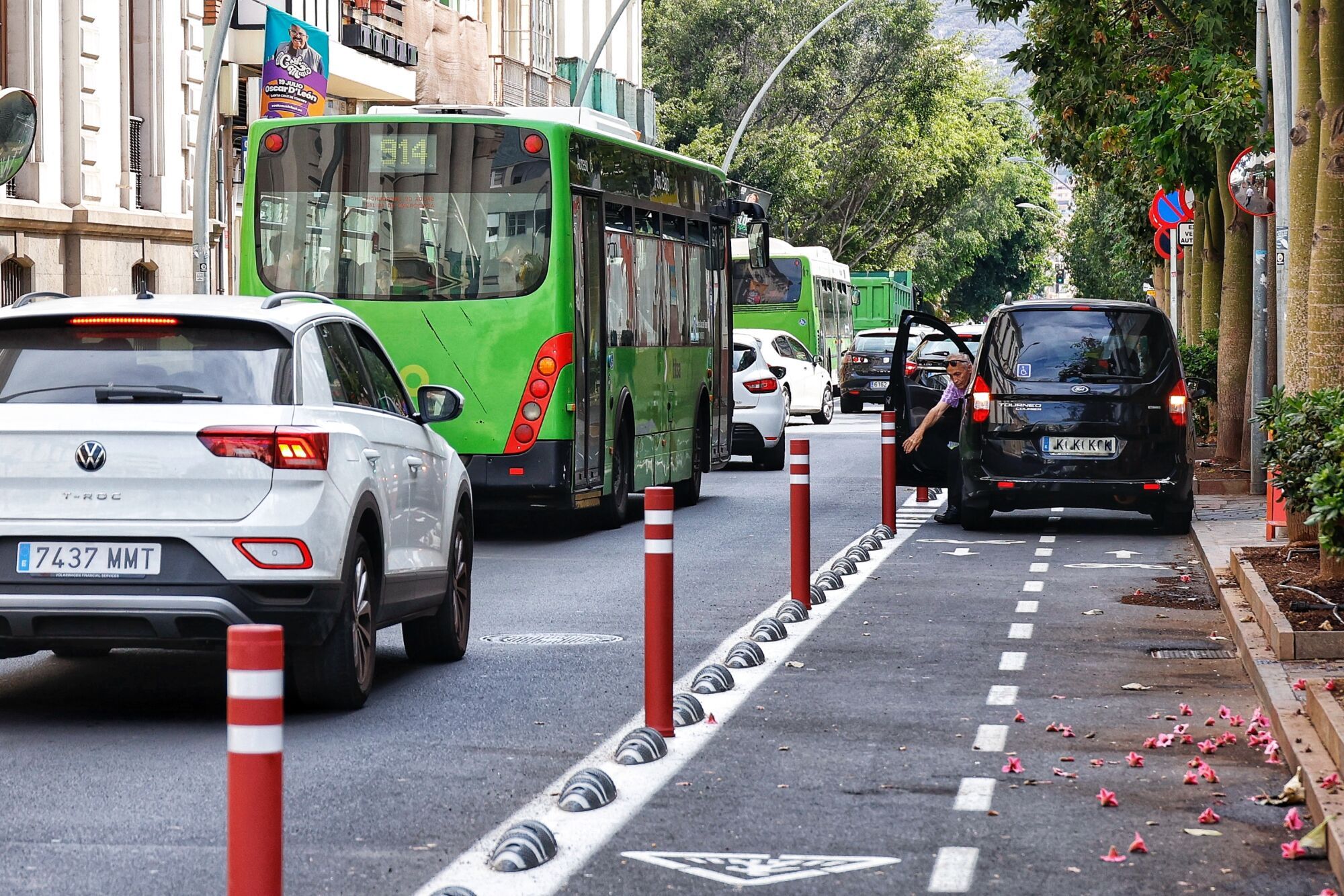 Pivotes en el carril bici de Santa Cruz de Tenerife para evitar que los coches aparquen
