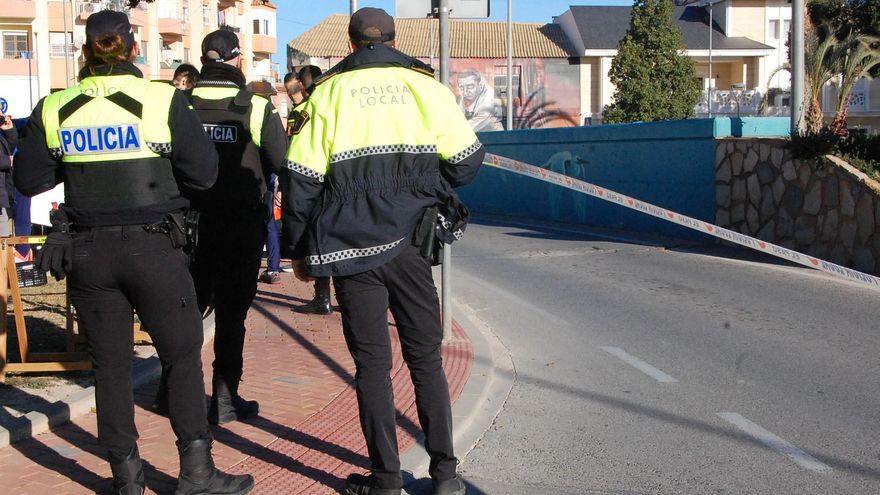 Rescatados en Rojales dos niños atrapados dentro de dos coches tras perder sus padres las llaves