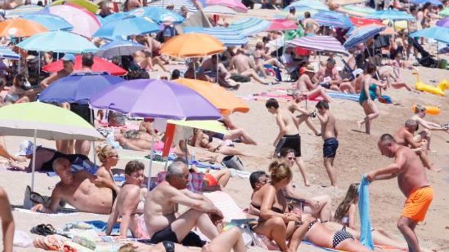 Els alts nivells d&#039;ocupació a la costa gironina fan que les platges s&#039;omplin de banyistes amb facilitat.