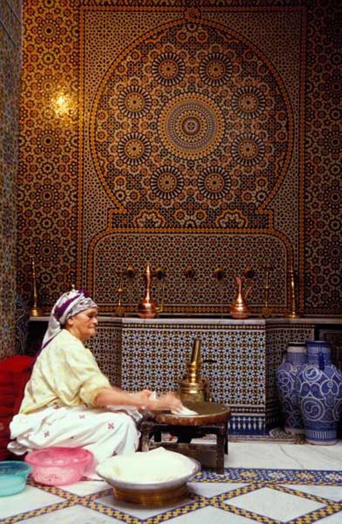 Patio del Palacio Mnebhi Palace donde se encuentra el Museo de Marruecos en Fez.