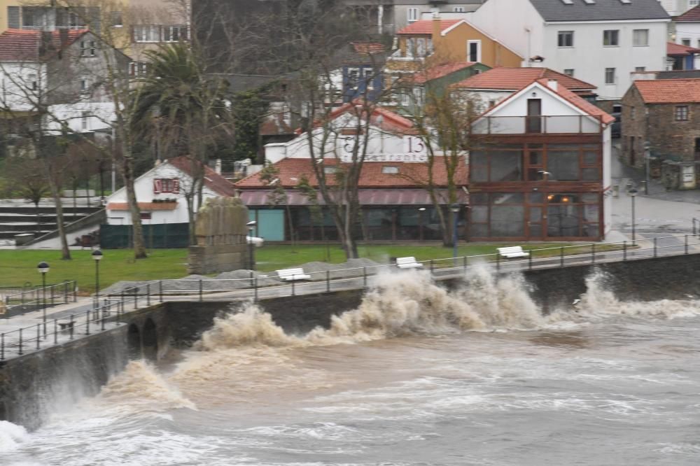 El temporal de viento y lluvia 'Helena' que afecta a Galicia ha impedido a los barcos de todos los puertos gallegos salir a faenar este viernes.