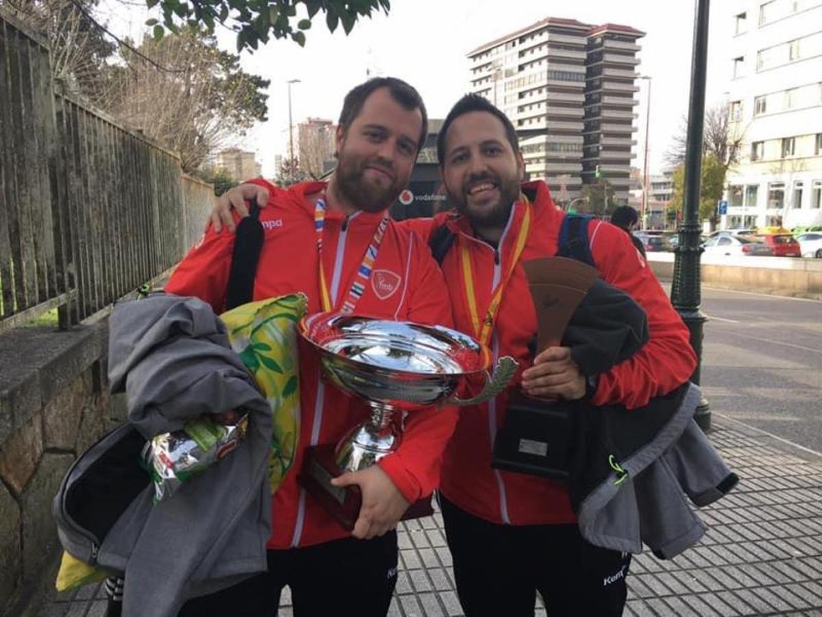 Mozas y Moyano con sus trofeos en el CESA de Galicia en 2017. |  // FDV