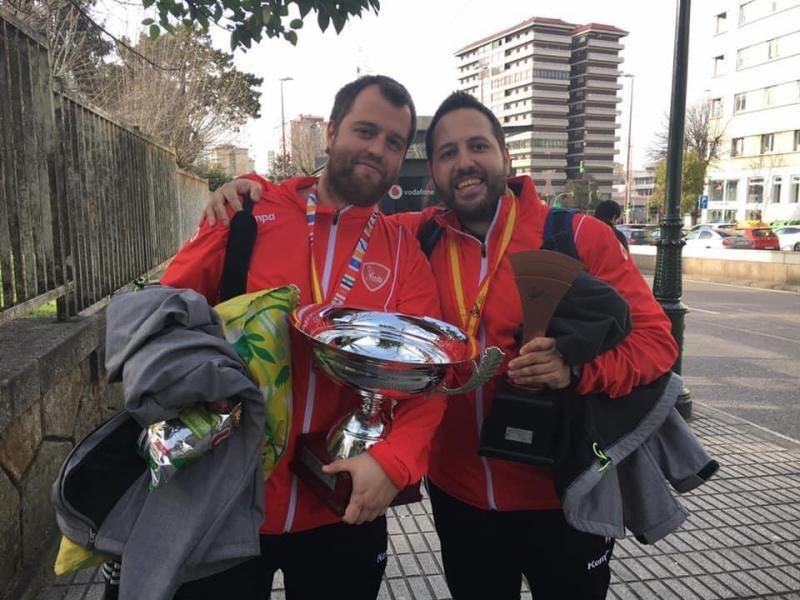 Mozas y Moyano con sus trofeos en el CESA de Galicia en 2017. |  // FDV 