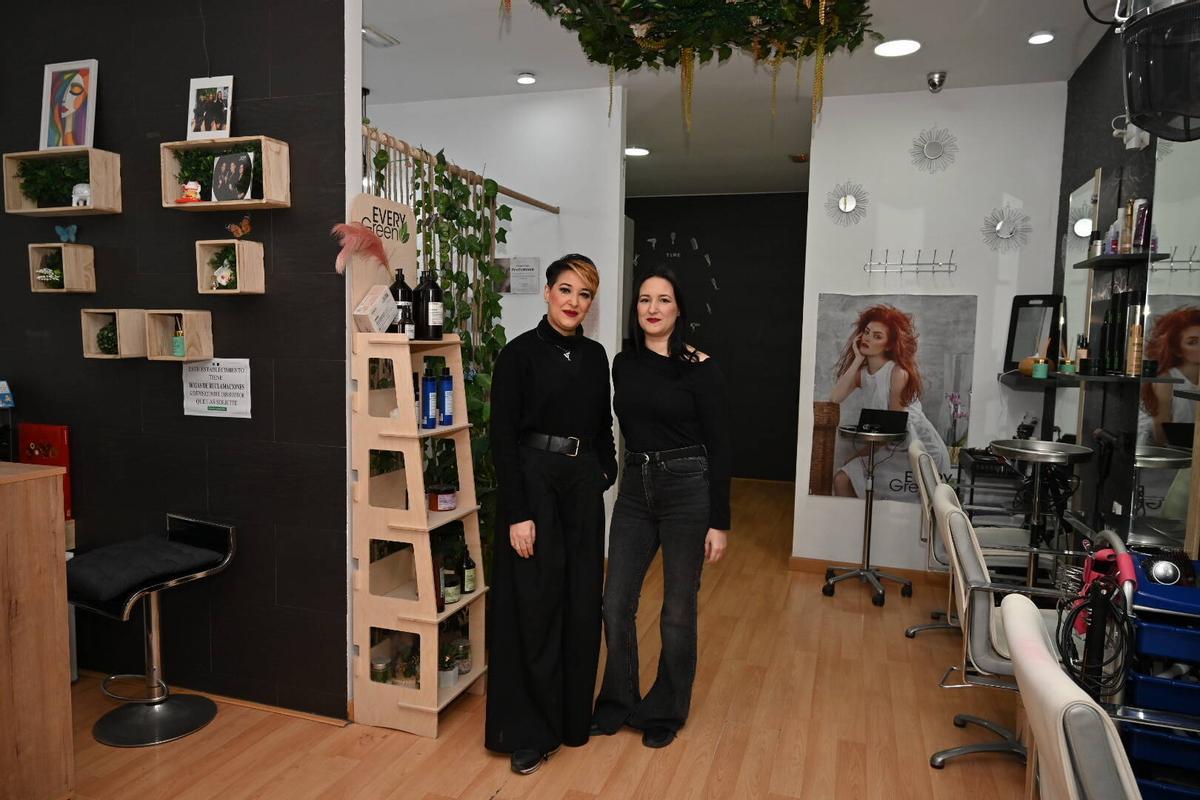 Bely y Conchi, maquilladoras profesionales de carnaval, en su negocio de San Fernando.