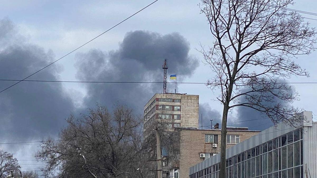 Columnes de fum en una zona residencial de Mariúpol