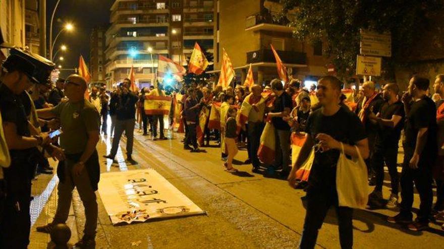 Unes 200 persones es concentren a Manresa en suport de la Guàrdia Civil