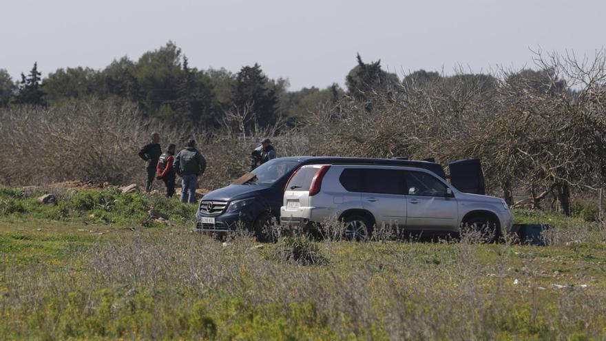 Polizisten der Guardia Civil durchsuchen am Montag (6.3.) eine Finca auf der Suche nach dem Leichnam von Malén Ortiz.