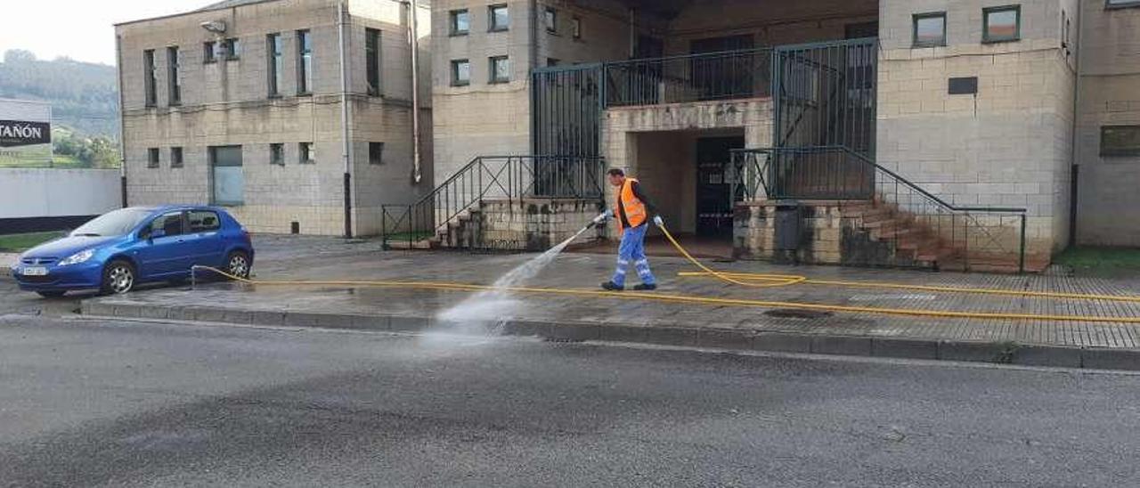 Un operario, ayer, desinfectando el exterior del polideportivo municipal de Villaviciosa.