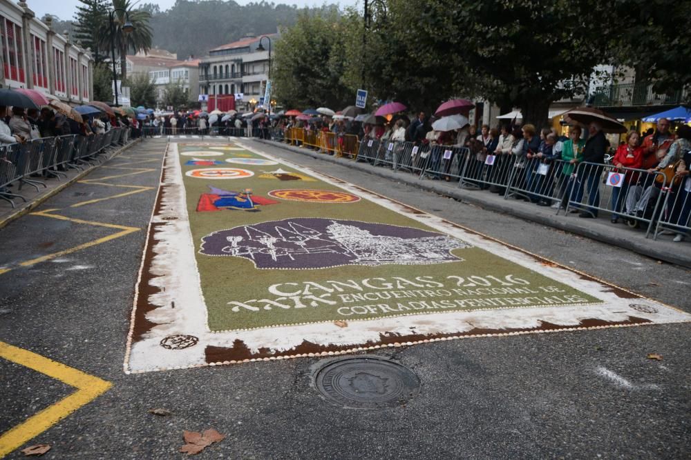 Recreacion de la Semana Santa de Cangas para el encuentro de cofradias que tuvo que ser acortado por las lluvias