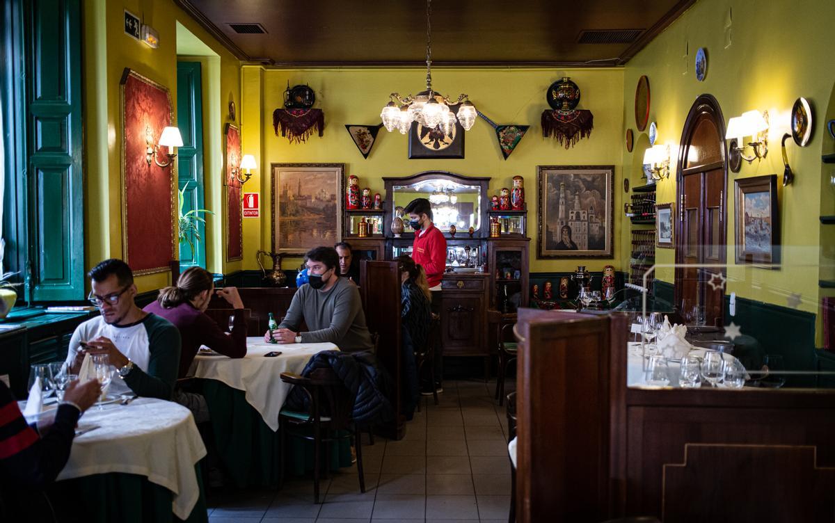 Vista del restaurante, con el águila bicéfala del escudo ruso