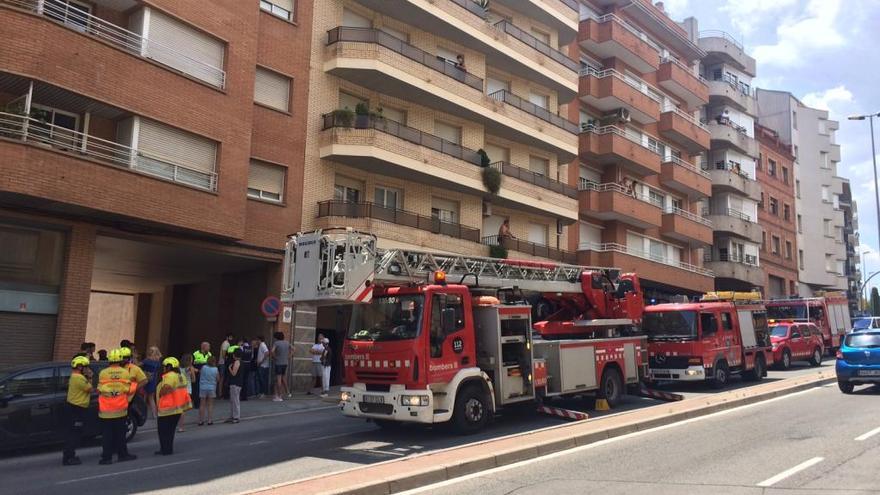 Vehicles de Bombers davant del bloc afectat, amb la presència de policies i veïns al carrer