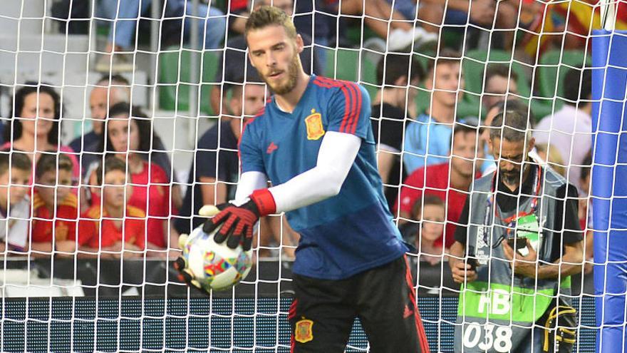 El portero David de Gea calienta en el Martínez Valero de Elche este martes antes del España-Croacia