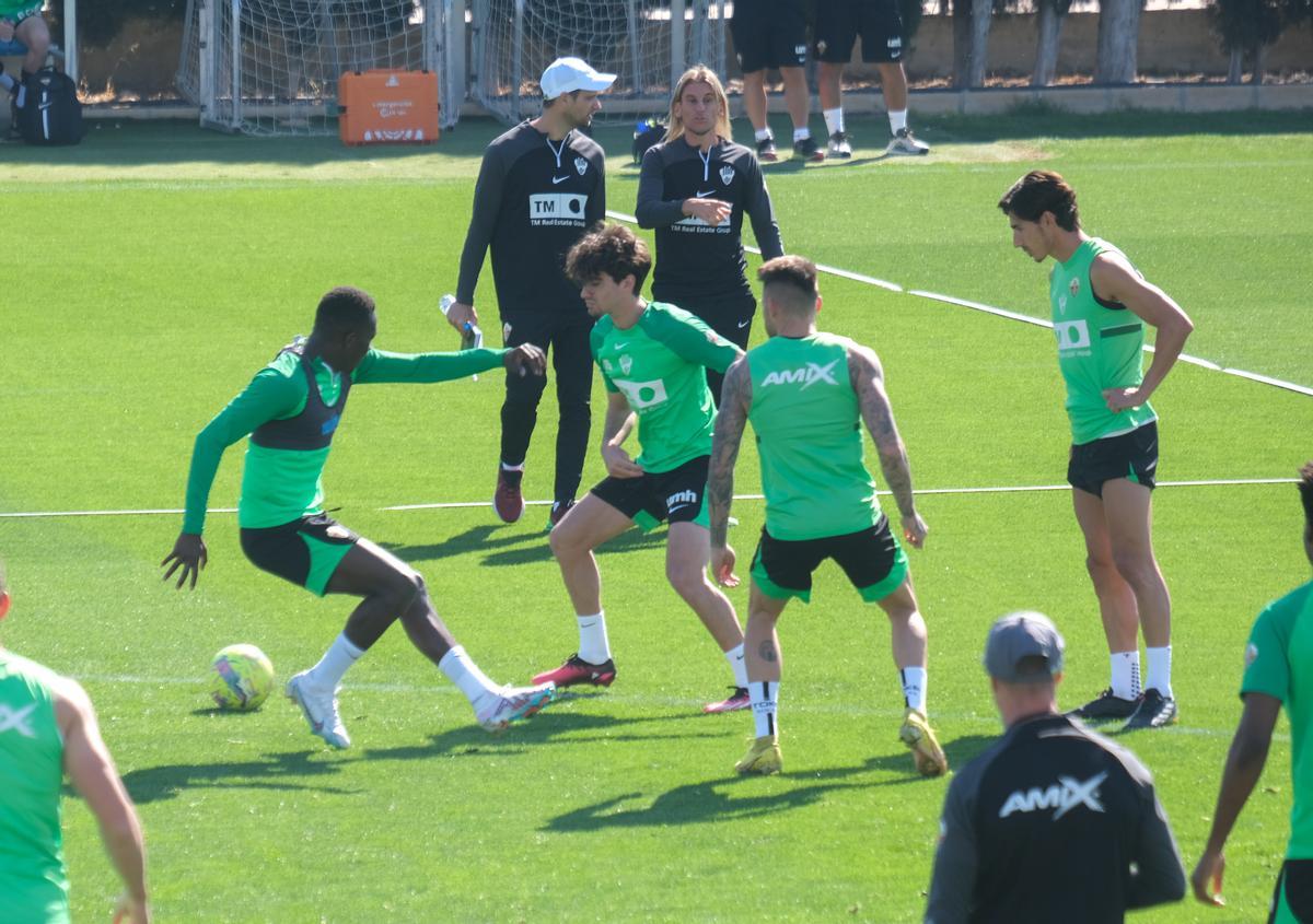 Beccacece observa a sus futbolistas, durante un entrenamiento