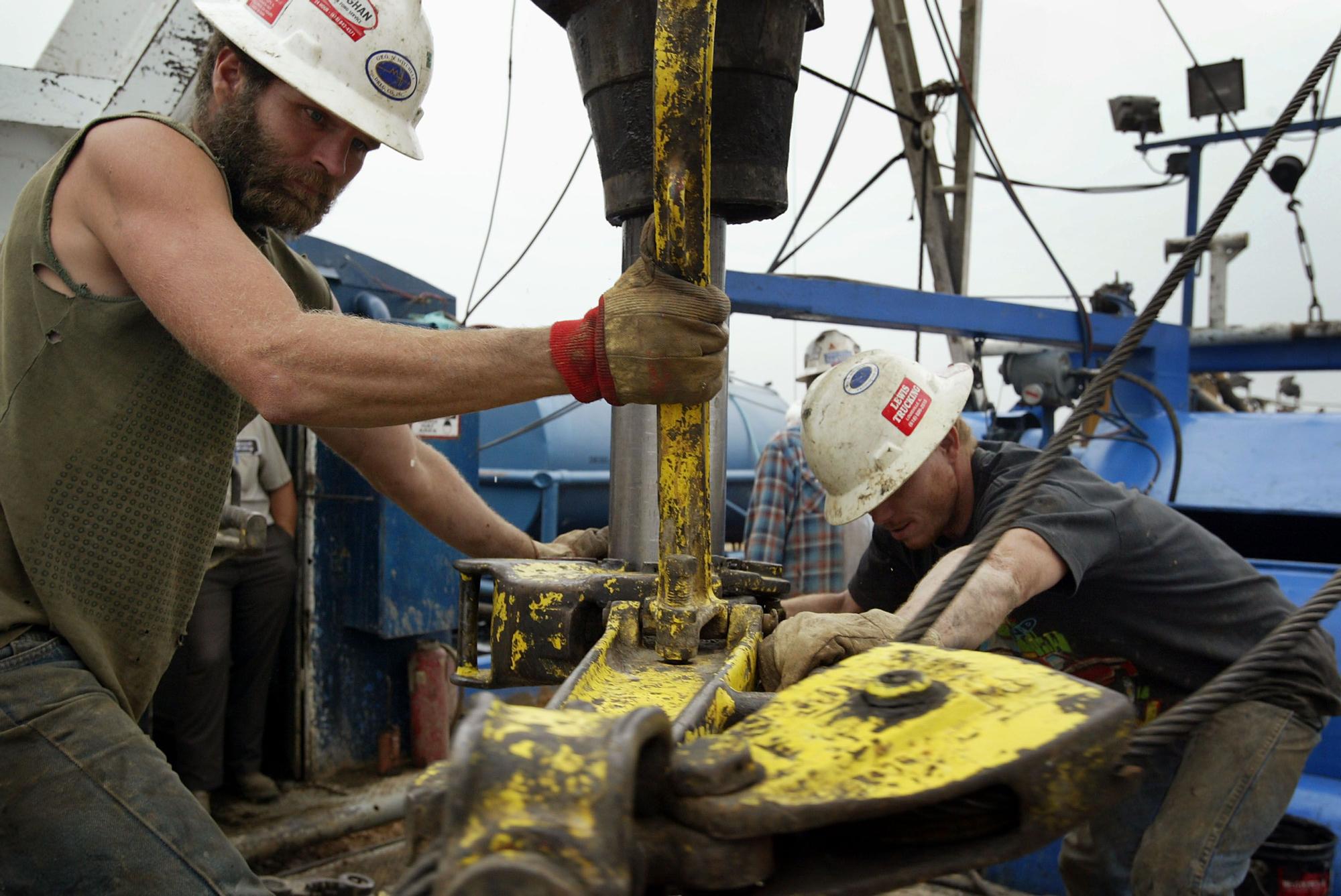 Jerry McKinney (L) y Jeremy Beck trabajan en una plataforma de perforación mientras buscan petróleo para Vintage Exploration, con sede en Houston, Texas