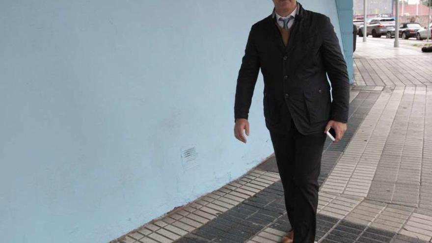Miguel Torrecilla, director deportivo del Celta, ayer, camino de la sala de prensa de Balaídos. // José Lores