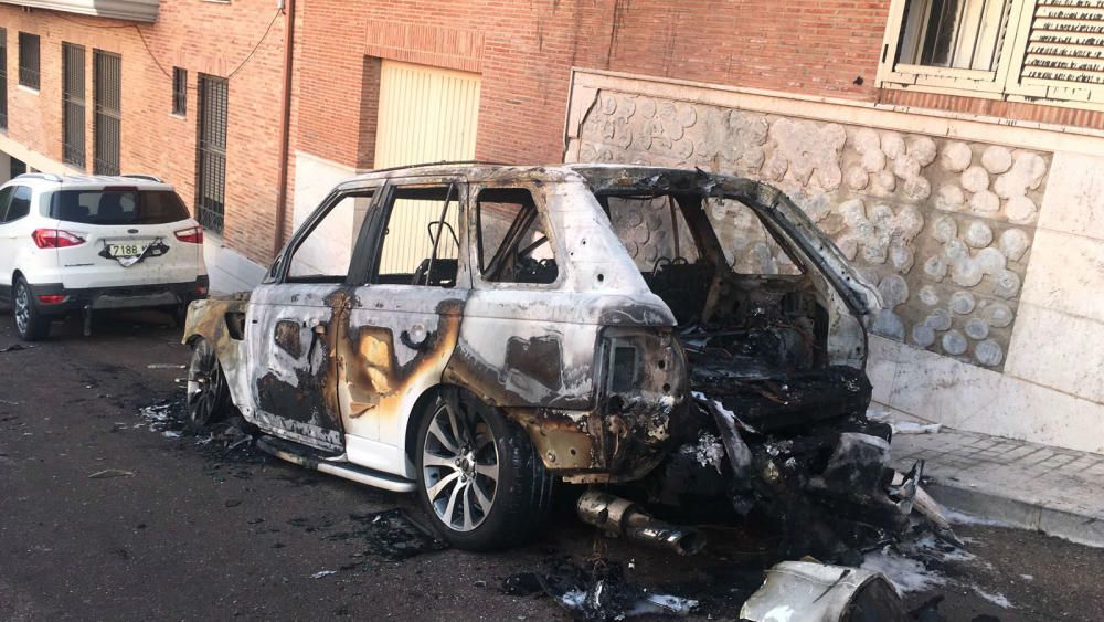 Incendio en varios vehículos en Almenara