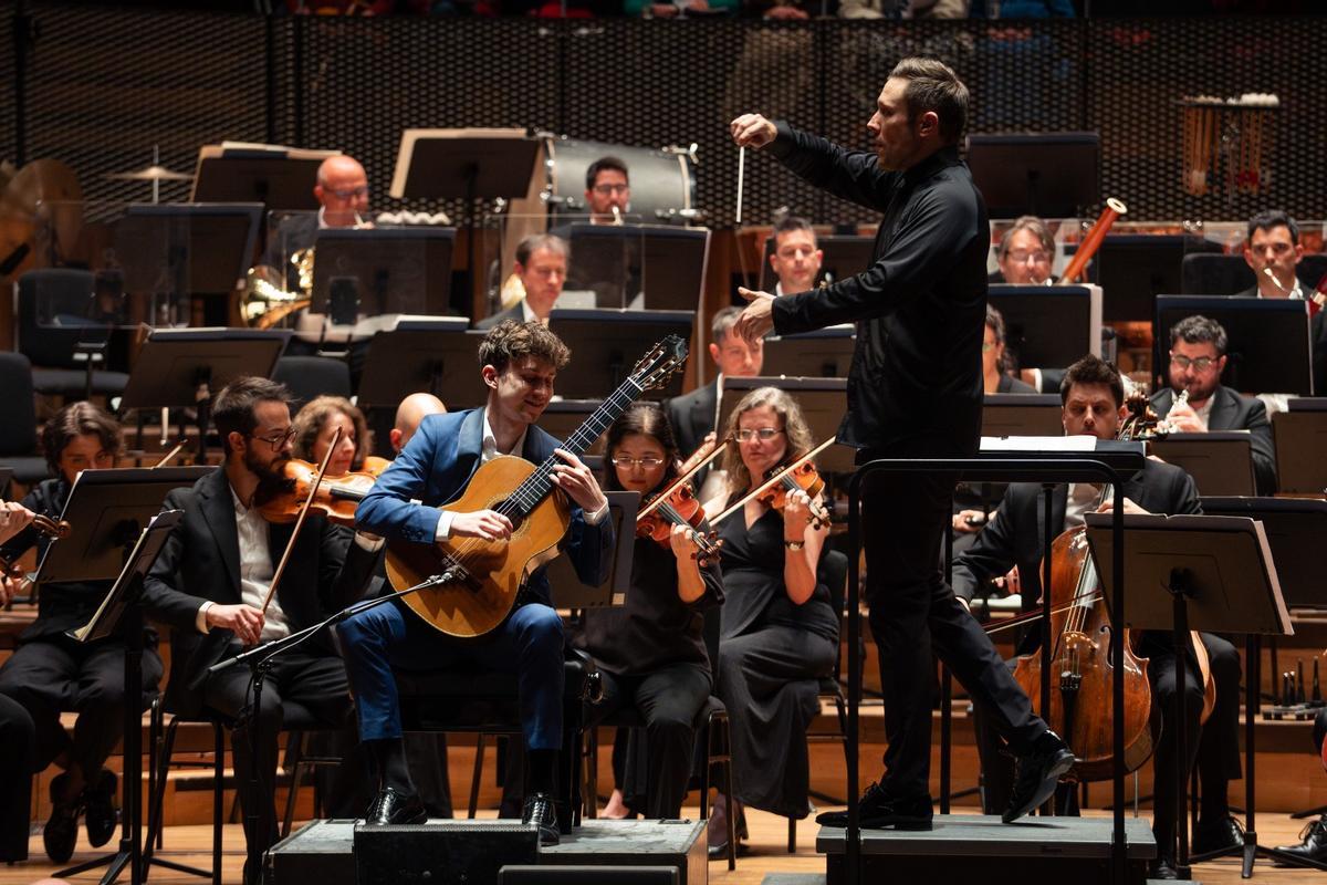 La Sinfónica de Galicia en Bristol: la orquesta viaja de A Coruña al Reino Unido y abre su gira británica con el público en pie