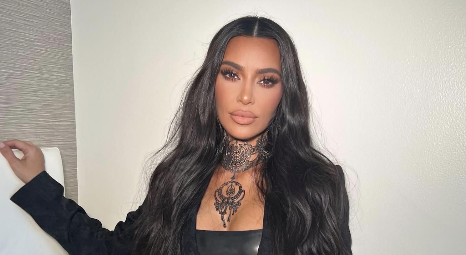 Kim Kardashian con total look en negro