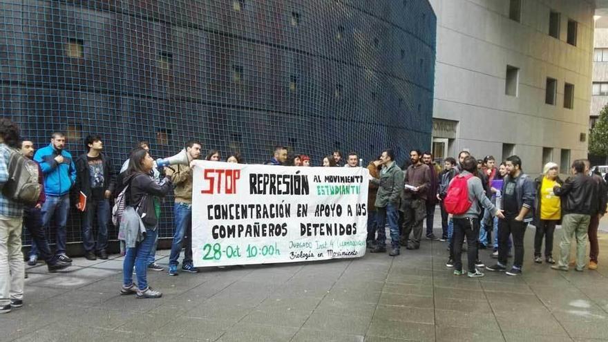 Protesta universitaria ante los Juzgados