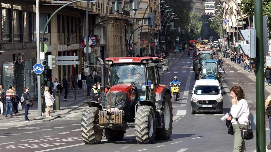 De la A-7 a la A-30: estas son las carreteras de la Región que prevén cortar los tractores el próximo jueves