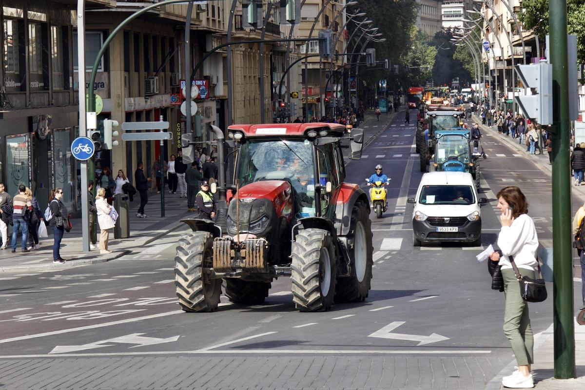 Tractores circulan por la Gran Vía de Murcia en febrero de 2024.