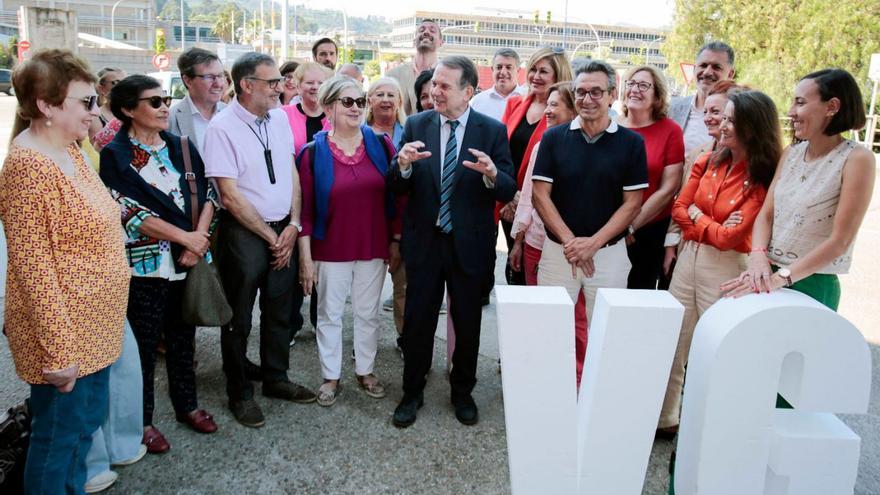 Miembros de la candidatura del PSdeG-PSOE ante la planta de Stellantis.