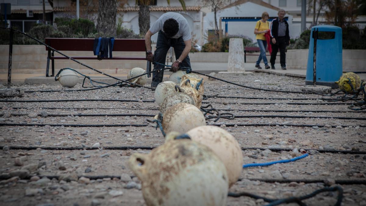 Un pescador realizando trabajos previos a la pesca en La Azohía.