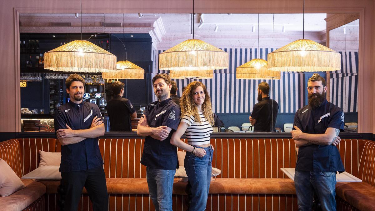 Los cocineros Pedro Enrique Mendonça , Manu Núñez, Carles Ramon y Marta Morales, jefa de sala de Batea.