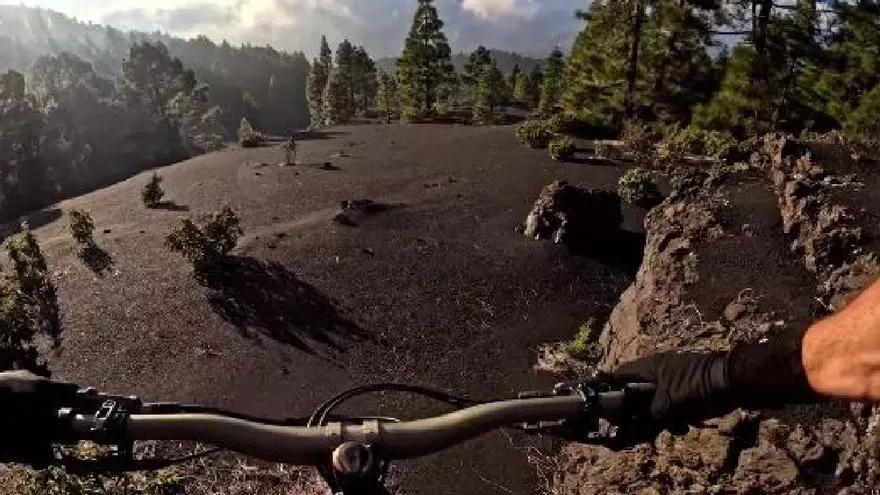 El ciclista Kilian Bron baja a toda velocidad por un terreno volcánico protegido en La Palma
