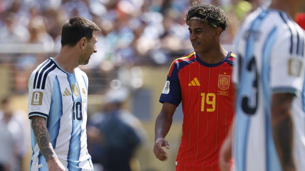 Messi y Lamine, durante la final entre España y Argentina