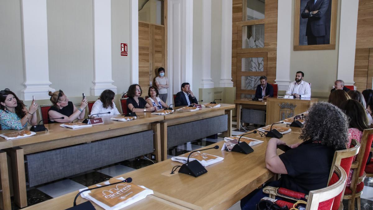 Luis Salaya y Jorge Villar reciben a miembros del proyecto, ayer.