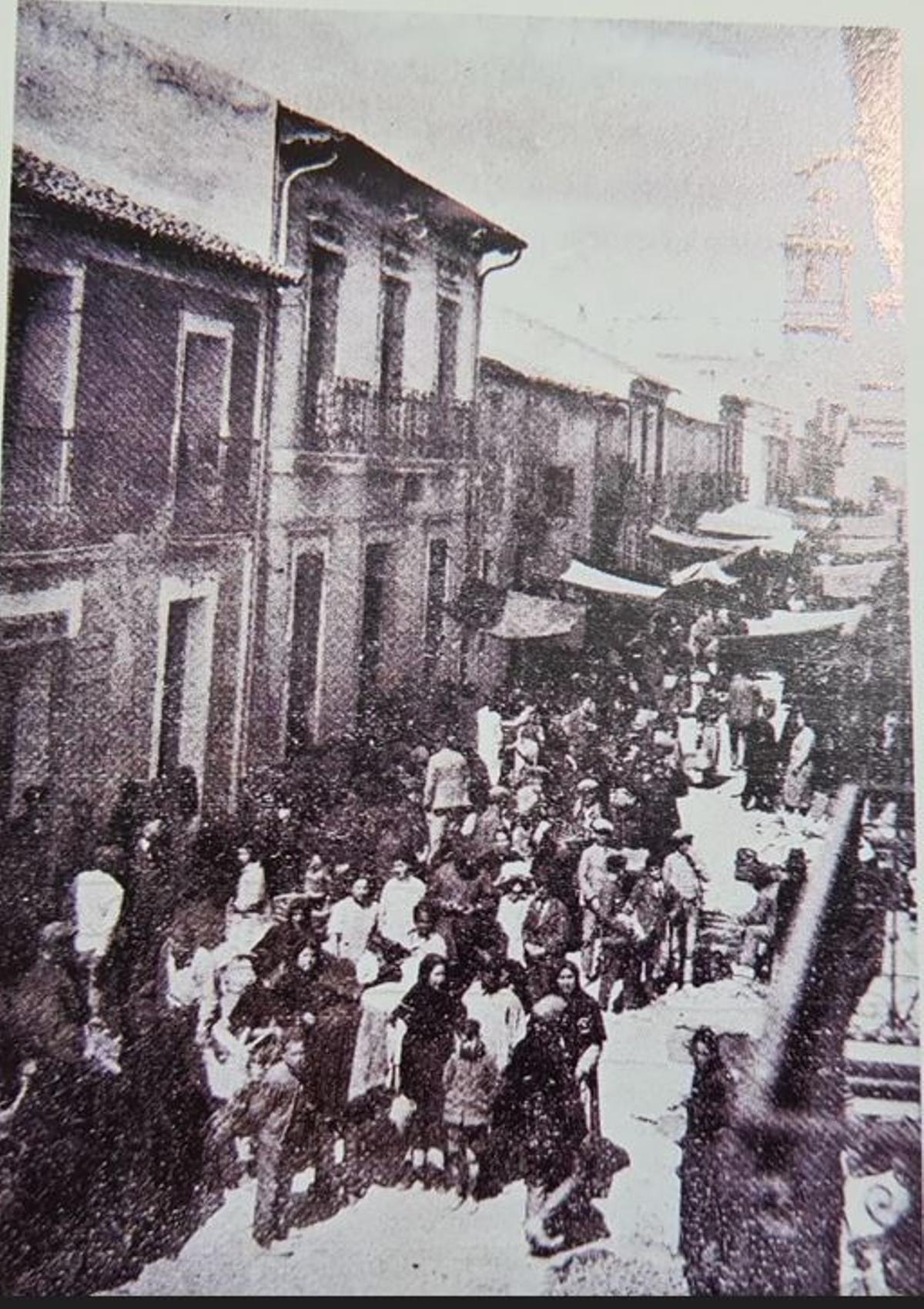 Mercado semanal de los domingos en la calle Mayor, en una imagen de 1920.