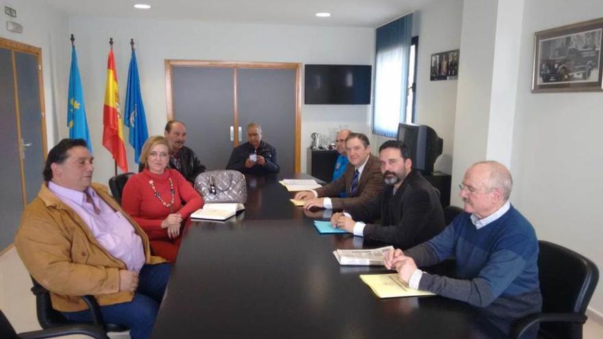 Representantes de &quot;Rastro del Fontán&quot;, a la izquierda, con los enviados del Ayuntamiento, a la derecha.