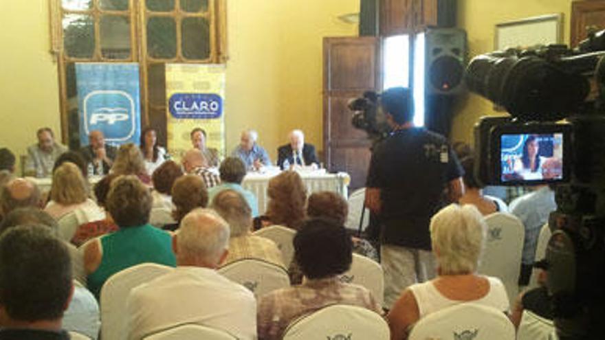 Lorente y Houliston escenifican antes medio centenar de personas un acuerdo de gobernabilidad