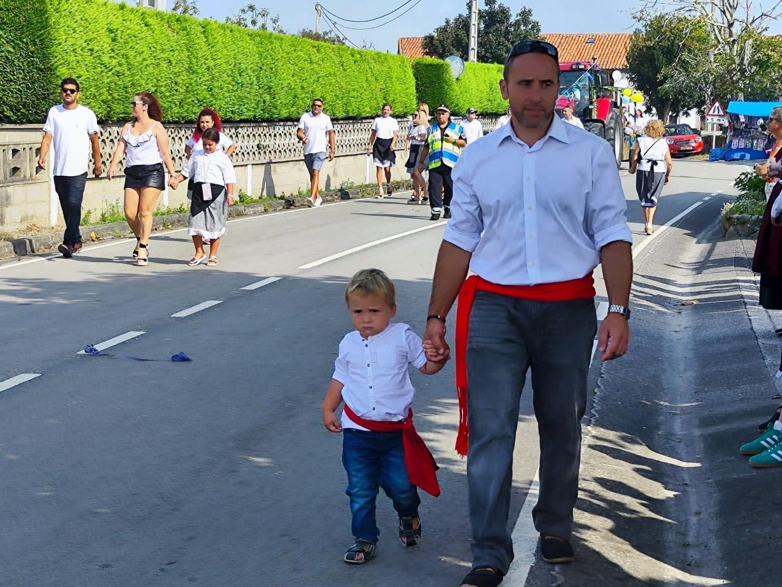 Quintueles, un derroche de color por San Bartolomé: así ha sido el desfile de carrozas