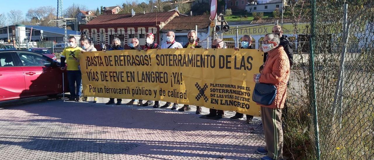 Protesta de la Plataforma por el Soterramiento de las Vías en Langreo Centro. | E. P.