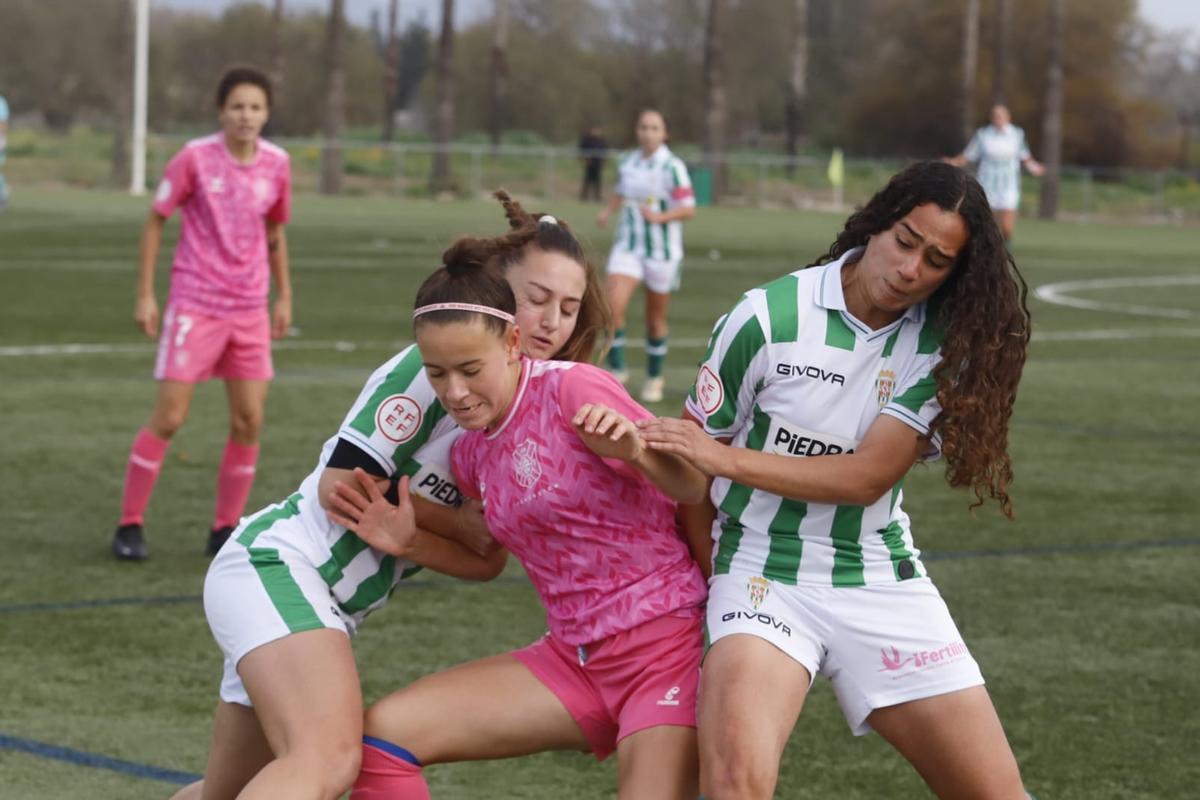 Lance del choque entre el Córdoba CF Femenino y el Fundación Canaria Tenerife.