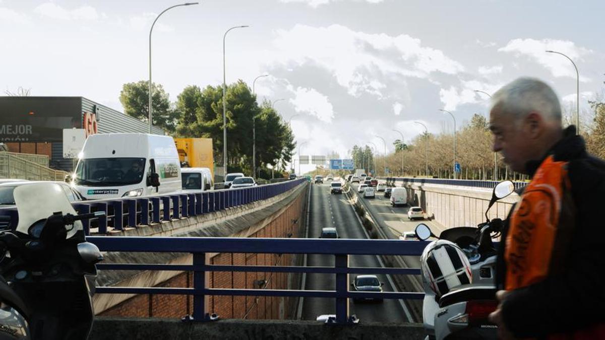 Un hombre pasa junto al túnel de Plaza Elíptica.