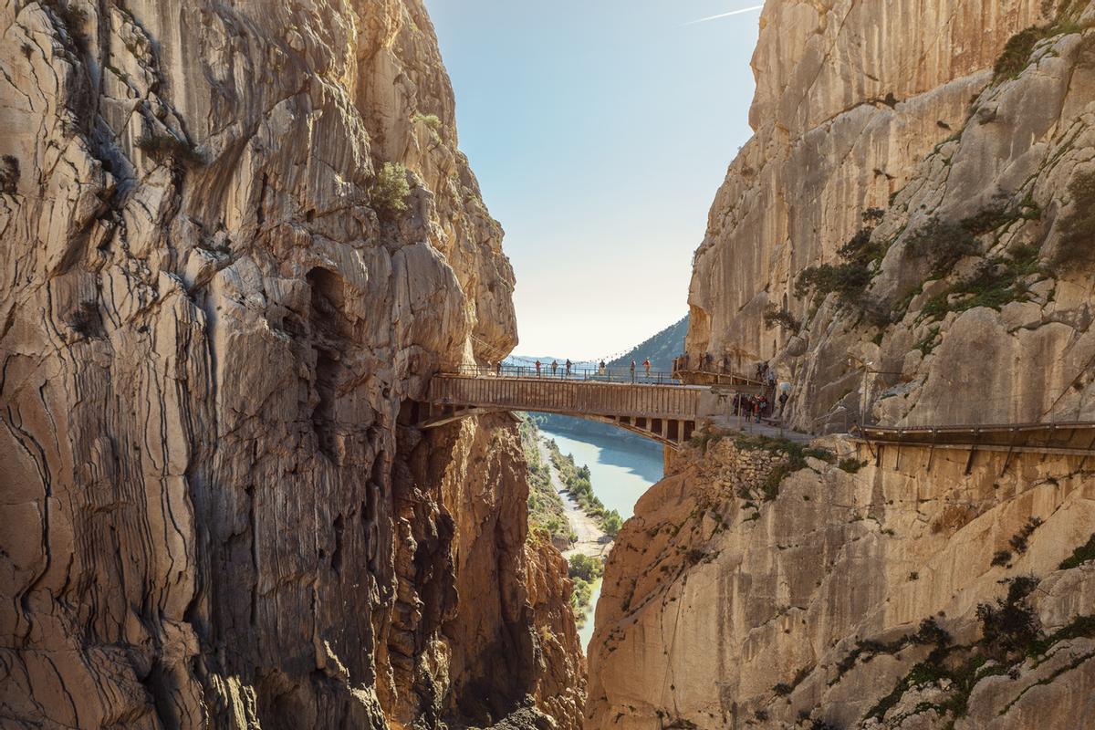 El Caminito del Rey pasa por varios puentes suspendidos sobre el abismo