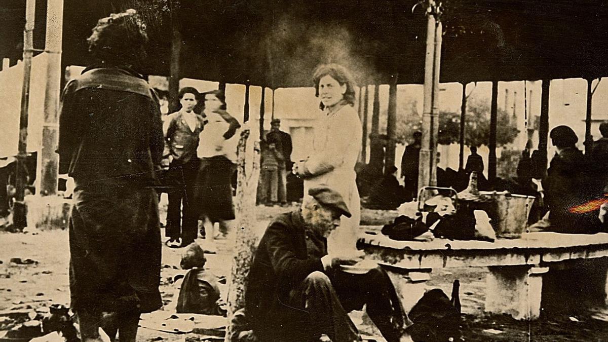 Fotografia de refugiats a la plaça del Gra de Figueres datada el 6 de febrer de 1939