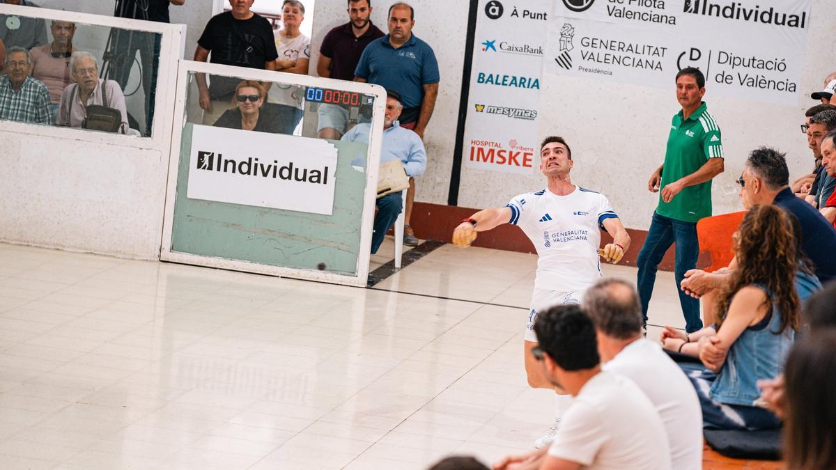 Salelles II, al dau, en l'emocionant partida entre el d'Oliva i Iván Xeraco