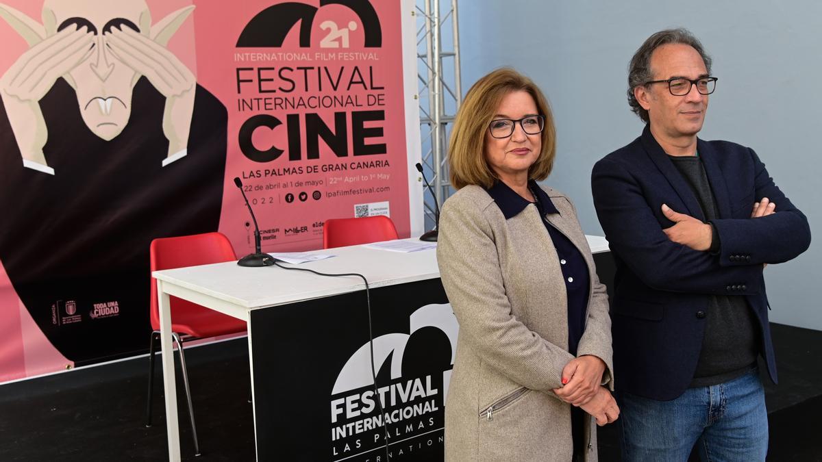 Encarna Galván, concejala de Cultura, y Luis Miranda, director del Festival Internacional de Cine de Las Palmas de Gran Canaria.